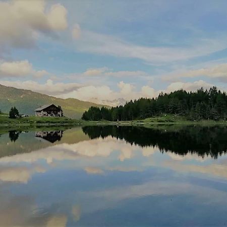 Rifugio Al Lago Del Mortirolo In Inverno Raggiungibile Solo A Piedi Monno Εξωτερικό φωτογραφία