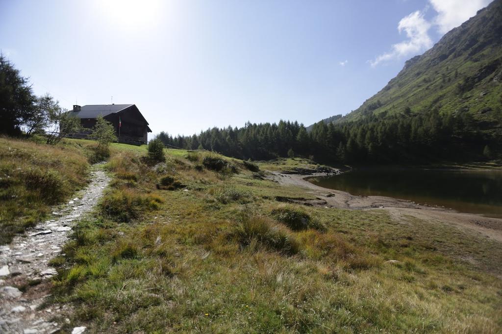 Rifugio Al Lago Del Mortirolo In Inverno Raggiungibile Solo A Piedi Monno Εξωτερικό φωτογραφία