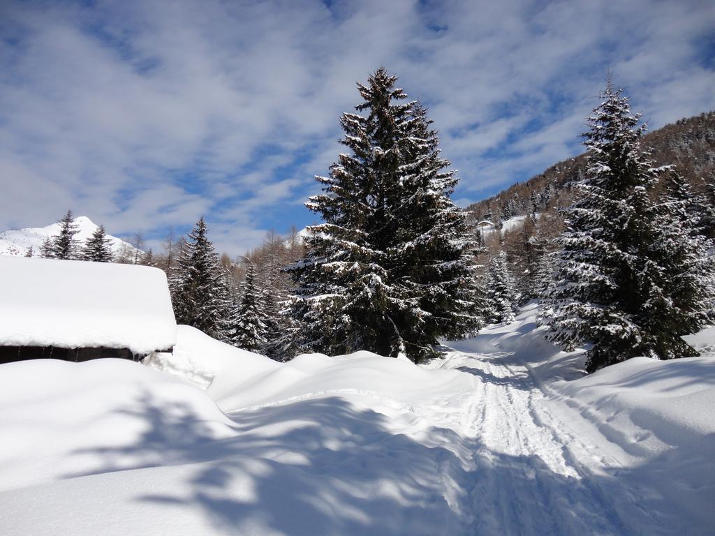 Rifugio Al Lago Del Mortirolo In Inverno Raggiungibile Solo A Piedi Monno Εξωτερικό φωτογραφία