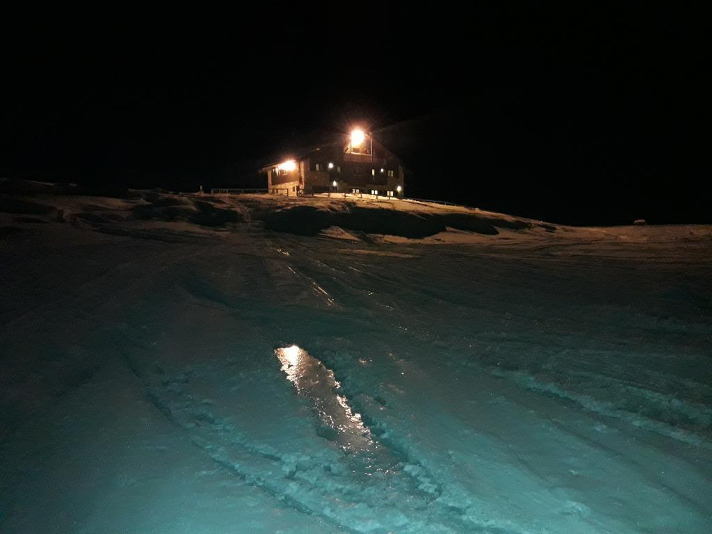 Rifugio Al Lago Del Mortirolo In Inverno Raggiungibile Solo A Piedi Monno Εξωτερικό φωτογραφία