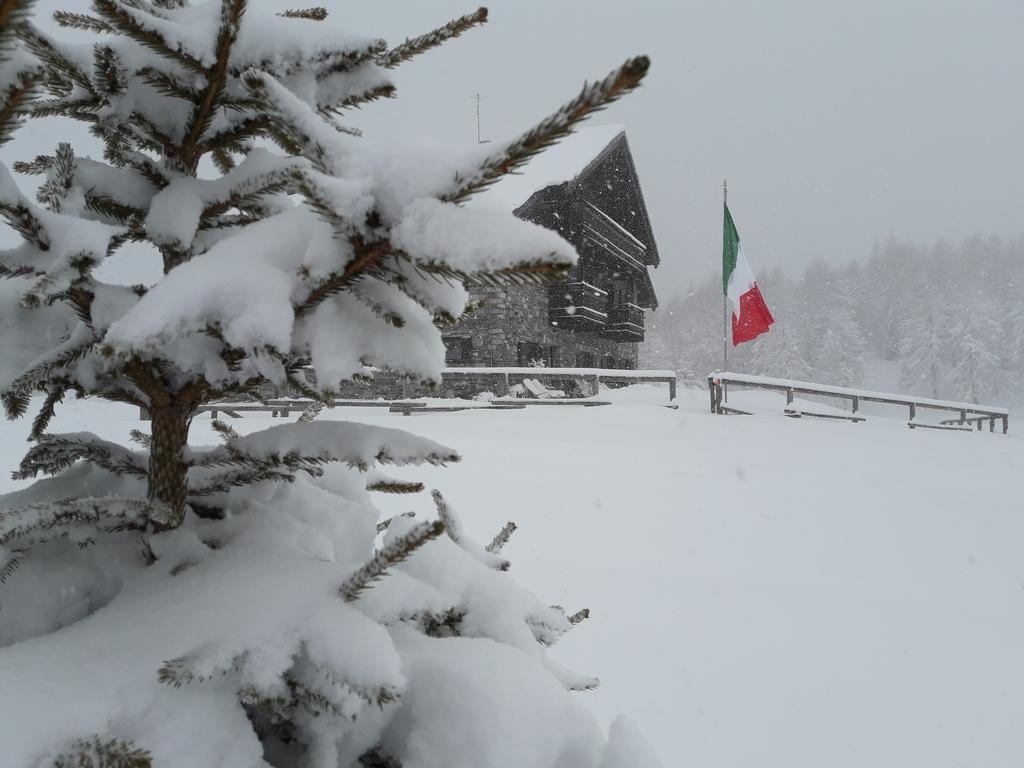 Rifugio Al Lago Del Mortirolo In Inverno Raggiungibile Solo A Piedi Monno Εξωτερικό φωτογραφία