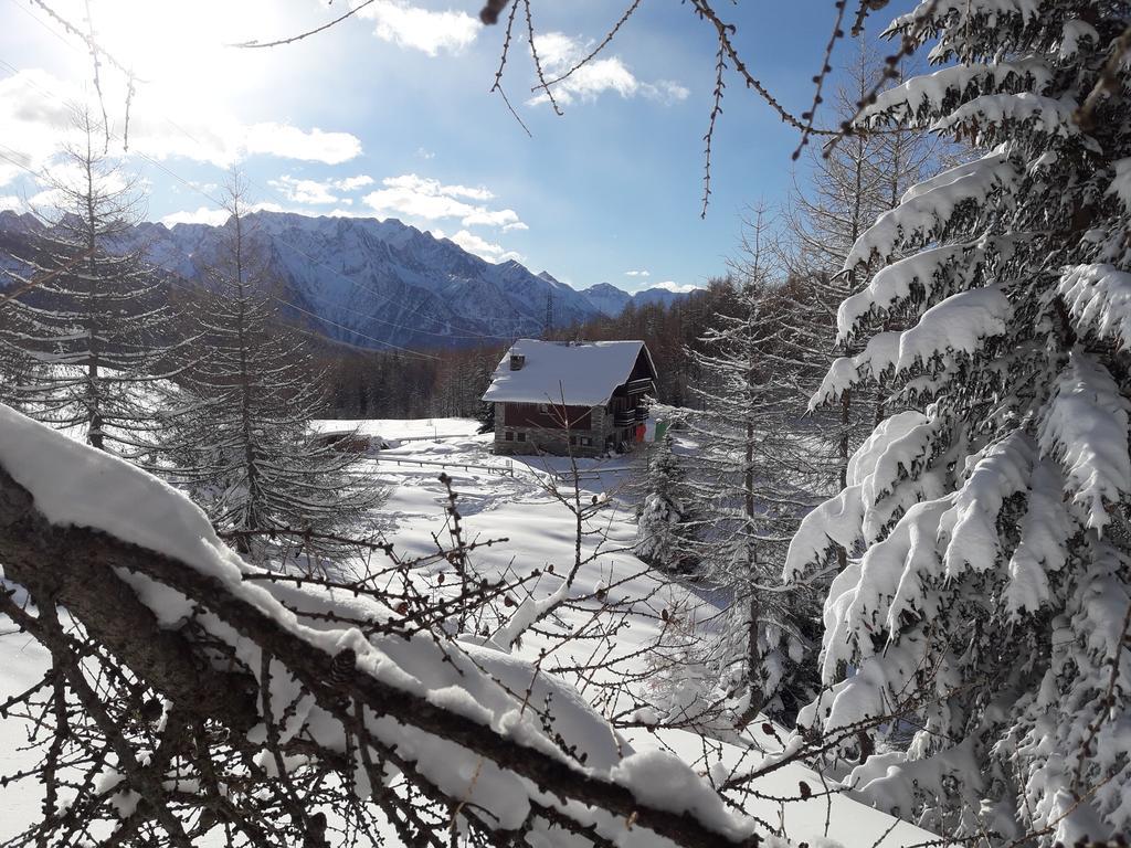 Rifugio Al Lago Del Mortirolo In Inverno Raggiungibile Solo A Piedi Monno Εξωτερικό φωτογραφία
