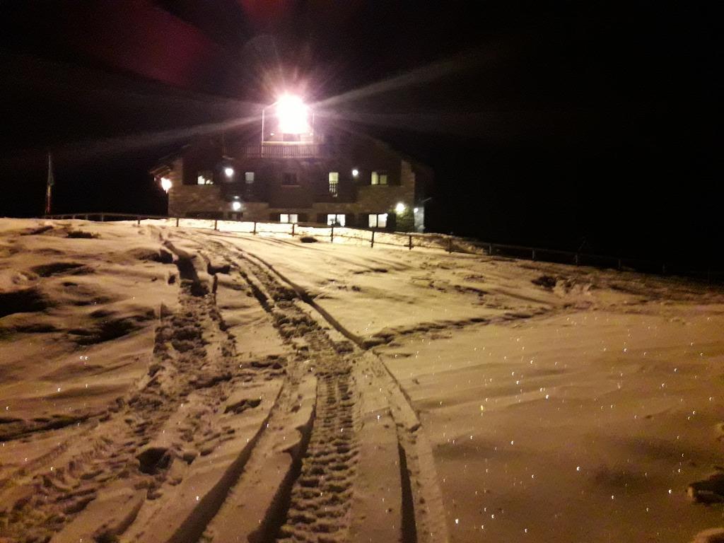 Rifugio Al Lago Del Mortirolo In Inverno Raggiungibile Solo A Piedi Monno Εξωτερικό φωτογραφία