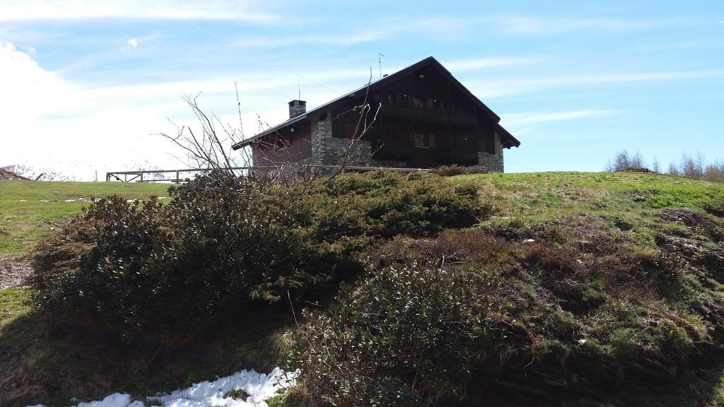 Rifugio Al Lago Del Mortirolo In Inverno Raggiungibile Solo A Piedi Monno Εξωτερικό φωτογραφία