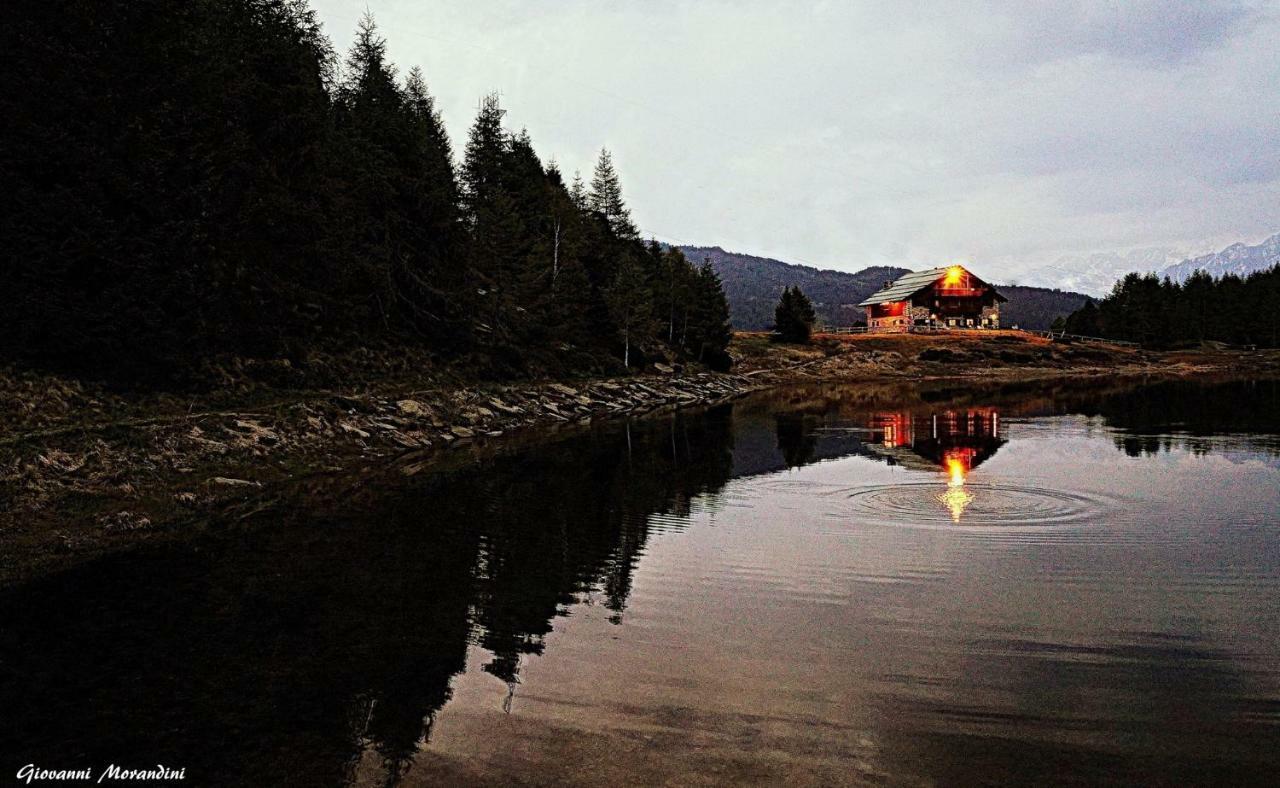 Rifugio Al Lago Del Mortirolo In Inverno Raggiungibile Solo A Piedi Monno Εξωτερικό φωτογραφία