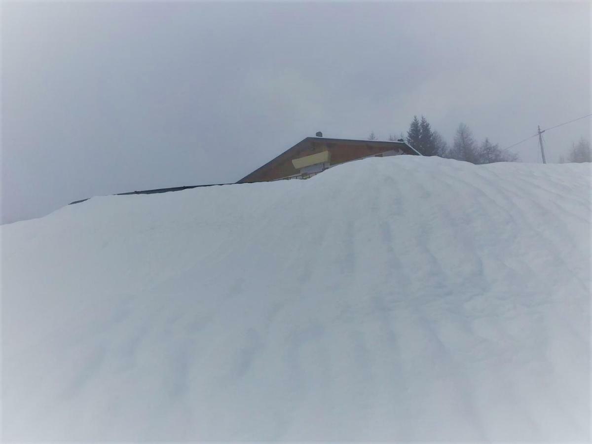 Rifugio Al Lago Del Mortirolo In Inverno Raggiungibile Solo A Piedi Monno Εξωτερικό φωτογραφία