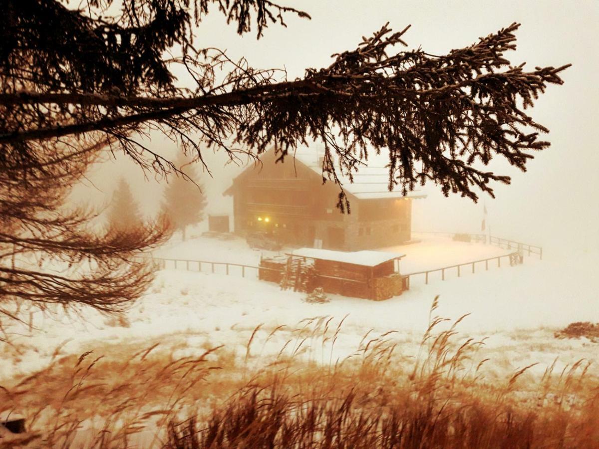 Rifugio Al Lago Del Mortirolo In Inverno Raggiungibile Solo A Piedi Monno Εξωτερικό φωτογραφία